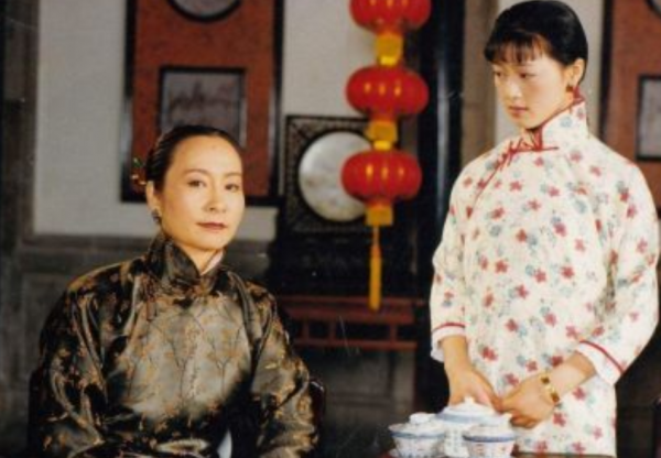 青樓女子發跡後資助了一名落魄青年，1950年重逢時，對方成了將軍