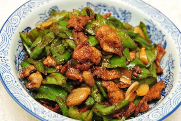 辣椒炒肉,先炒肉還是辣椒?掌握正確炒制順序,豬肉鮮香辣椒入味 辣椒炒肉,先炒肉還是辣椒?掌握正確炒制順序,豬肉鮮香辣椒入味