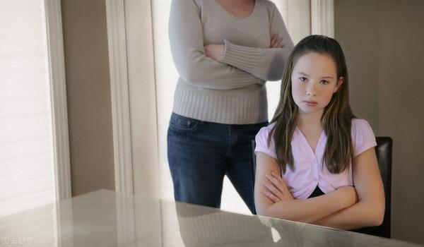 2010年美國女子遇害，排除多個嫌疑人後，線索指向她的雙胞胎女兒