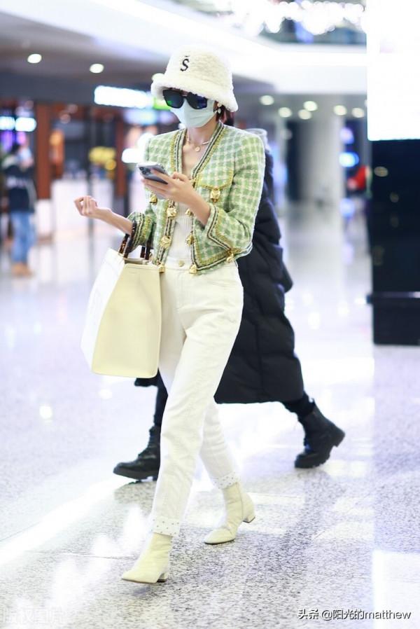 唐藝昕小香風外套精緻優雅，身材纖瘦走路優雅名媛範兒