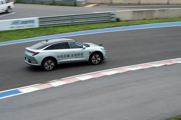 4.5秒破百，車長近5米的國產高階轎車竟是賽道高手，開著超爽