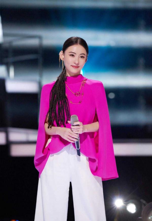 張柏芝美到“骨子裡”，穿玫紅色上衣配闊腿褲，顏值氣質無敵了