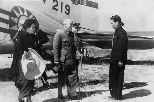 1954年我軍誤擊英國客機，美軍派2艘航母威逼，引發海南中美空戰