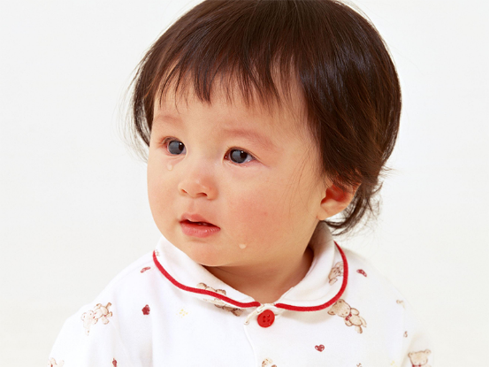 孩子問「為什麼人一哭，鼻涕也會跟著流出來」，我該怎麼回答？