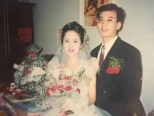 &OpenCurlyDoubleQuote;媽，你當初是怎麼看上我爸的？&rdquo;網友曬父母結婚照，讓人笑劈了