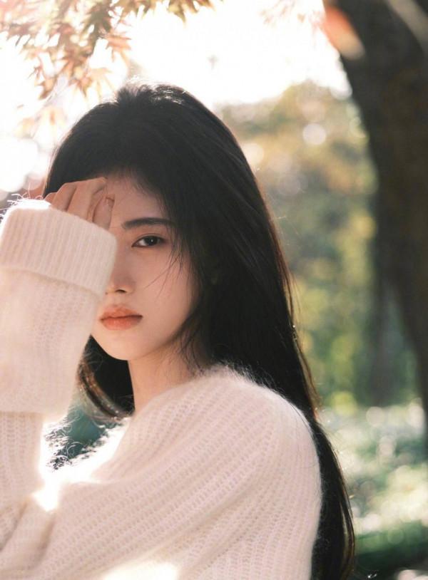 鞠婧禕暖冬楓葉,白色針織外套溫柔又搶眼 鞠婧禕暖冬楓葉,白色針織外套溫柔又搶眼