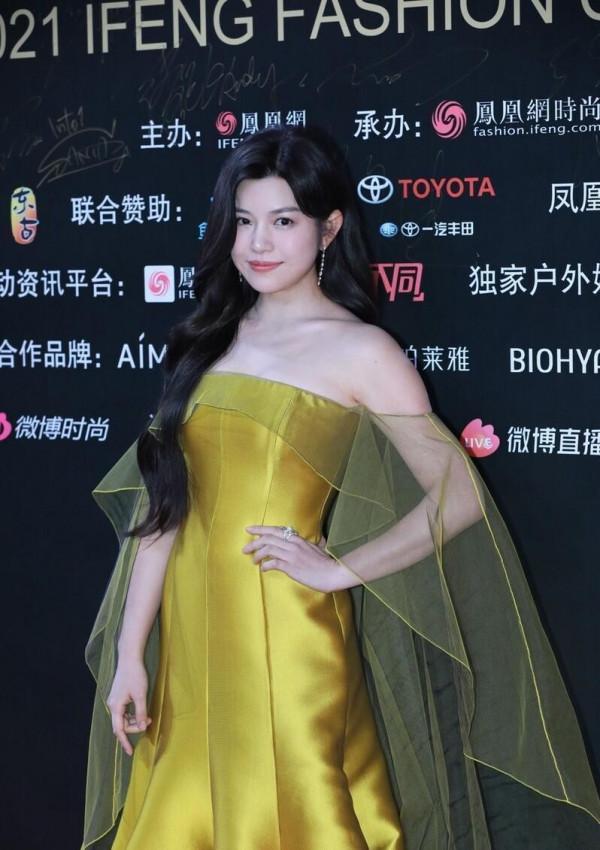 陳妍希雖然是微胖身材，但穿一字肩不遮遮掩掩，看著貴氣了不少