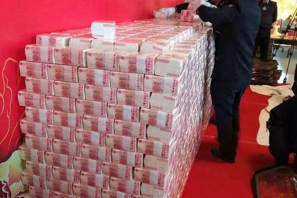 如果把一個億存進銀行,光靠利息可以過上什麼樣的生活? 如果把一個億存進銀行,光靠利息可以過上什麼樣的生活?