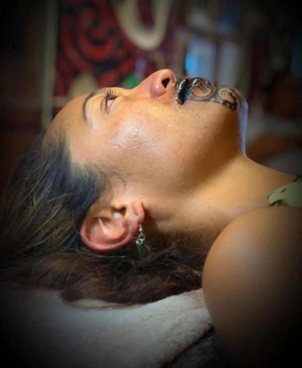 擁有毛利臉部傳統刺青主持人，成為第一個紐西蘭黃金時段新聞主播