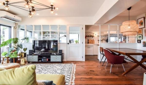 電視牆千篇一律早就看不上了，掏個弧形互動視窗，引光不說顏值高