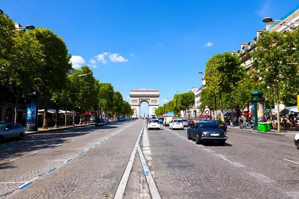 香榭麗舍大街：世界三大繁華中心大街之一
