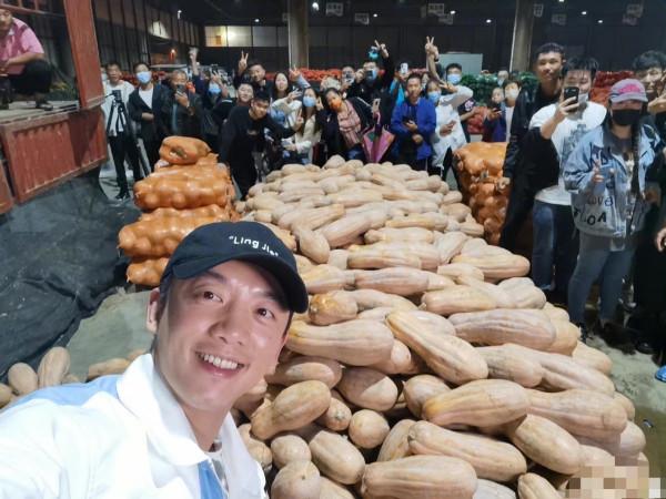 35歲鄭愷現身菜市場,蹲在地上買南瓜,路人凌晨圍觀太熱鬧 35歲鄭愷現身菜市場,蹲在地上買南瓜,路人凌晨圍觀太熱鬧