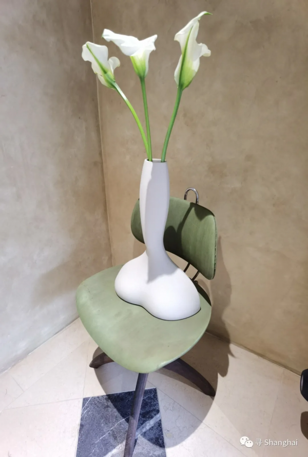 在莫蘭迪色的洋房裡看中古傢俱展