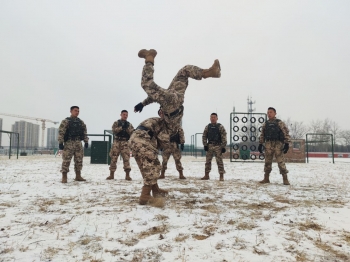 迎寒而上，雪地練兵火力全開