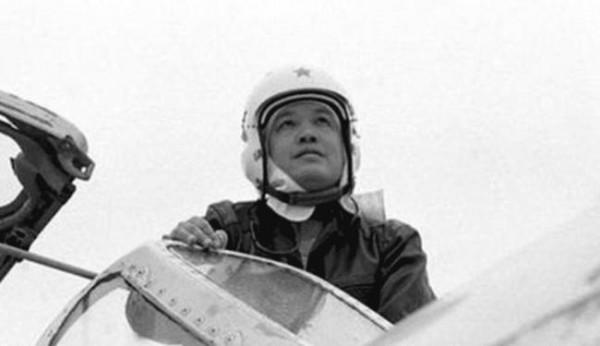 1949年,國民黨飛機迫降河北解放區,機艙內藏4噸白銀,怎麼回事 1949年,國民黨飛機迫降河北解放區,機艙內藏4噸白銀,怎麼回事