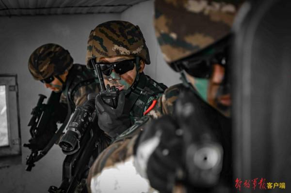酷圖來襲！直擊武警特戰隊員實兵戰術演練