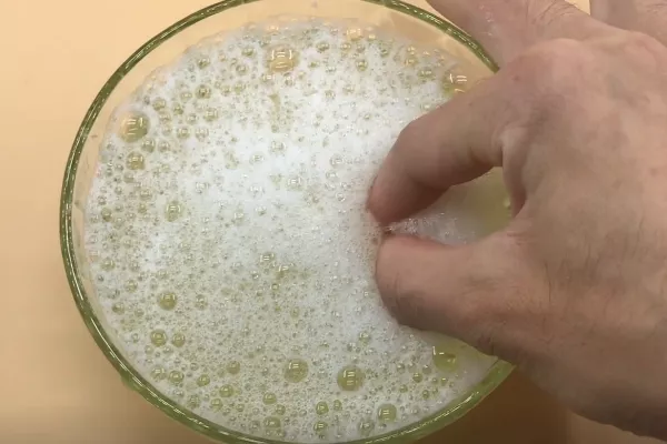 手上粘著502膠水，不用擔心，用一個小東西擦一擦，立馬乾淨
