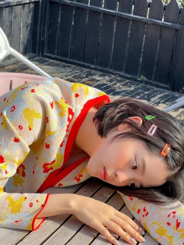 歐陽娜娜短髮配彩色髮夾 眼神清澈秀少女感