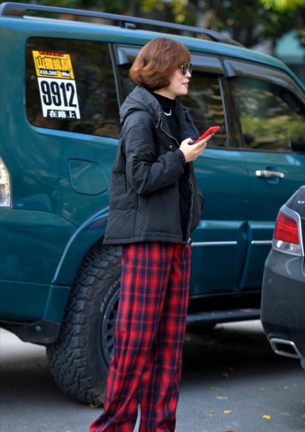 這才是老年人最好的狀態，遠離沉悶的黑白灰，亮色穿搭時髦又減齡