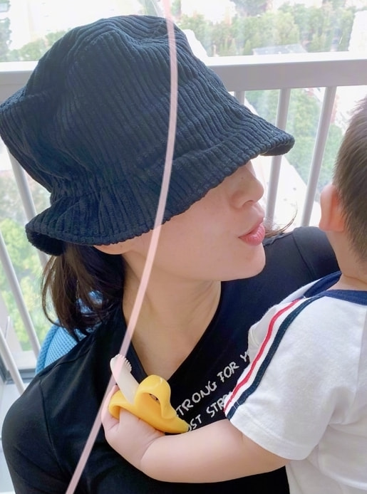 章子怡被兒子搶簽名筆直呼小搗蛋，弟弟親吻媽媽電影海報萌化了