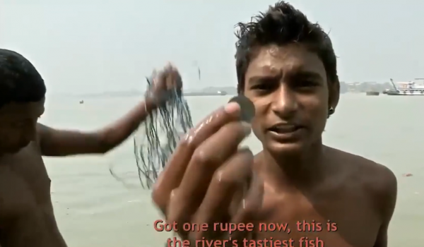 印度的致富鬼才：用繩子綁個磁鐵在恆河撈硬幣，賺大發了！紀錄片