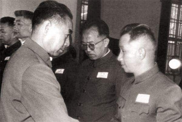 第一個公開評價粟總&OpenCurlyDoubleQuote;戰功巨大&rdquo;的元帥是誰？建國後多次給予保護