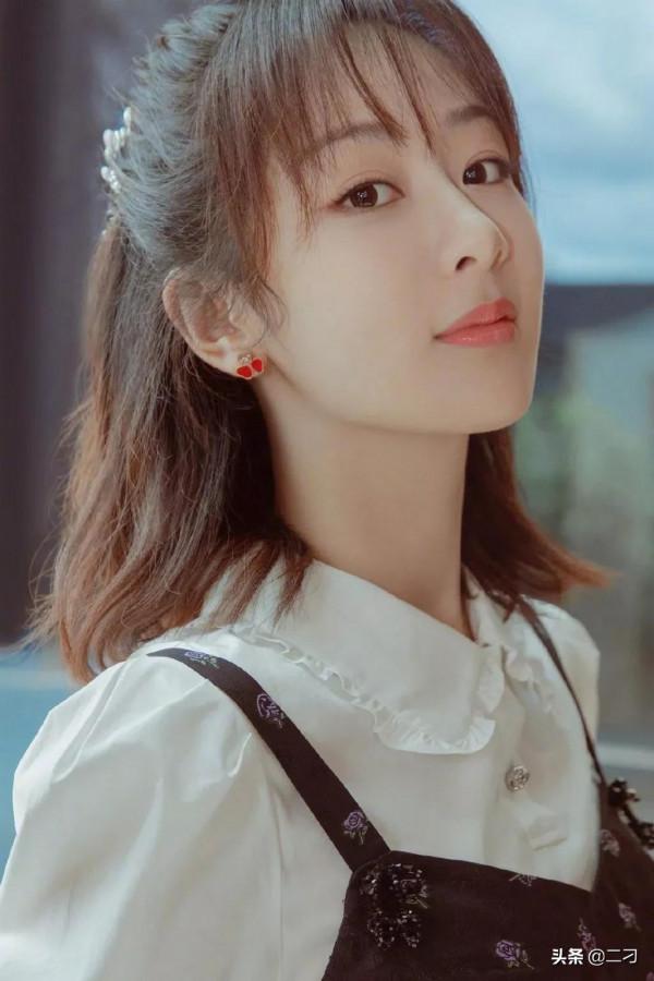 楊紫活動造型 黑白經典搭配烘托少女的俏皮靈動