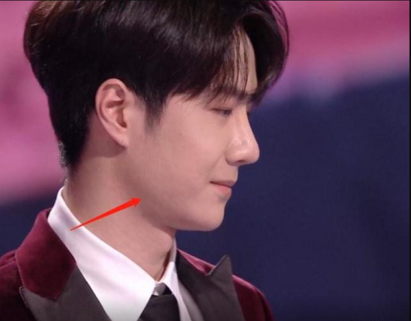 湖南衛視跨年晚會：收視率第二，主持人找不到鏡頭，王一博發福