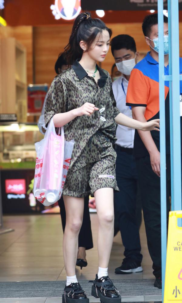 楊超越太個性了,前面牛仔褲後面休閒褲,搭配白色T恤帥氣搶鏡 楊超越太個性了,前面牛仔褲後面休閒褲,搭配白色T恤帥氣搶鏡