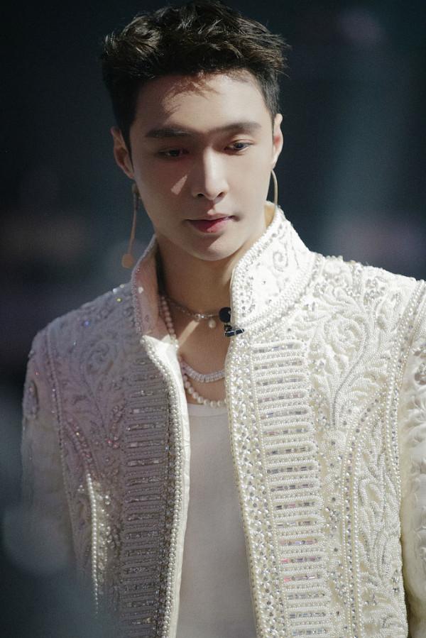 張藝興珍珠白配復古藍似古典王子 於清冷中顯高階雅紳質感 張藝興珍珠白配復古藍似古典王子 於清冷中顯高階雅紳質感