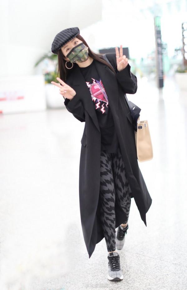 楊鈺瑩真是“逆生長”,白襯衫+裙子造型像學生,50歲保養得很好 楊鈺瑩真是“逆生長”,白襯衫+裙子造型像學生,50歲保養得很好