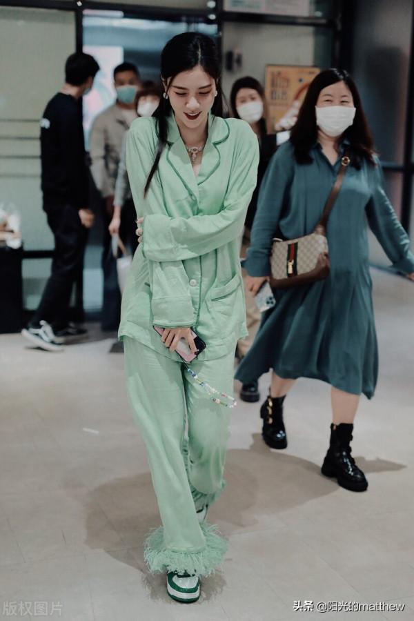 宋妍霏身穿豆綠色睡衣套裝清新時髦遇粉絲圍堵拍照人氣旺
