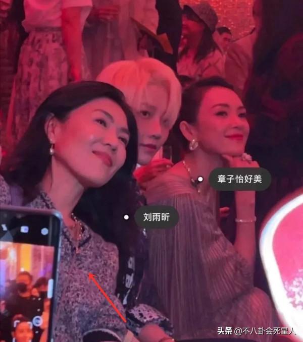 女明星混“名利場”太現實!楊冪合照貼邊,李嘉欣在貴婦團站角落 女明星混“名利場”太現實!楊冪合照貼邊,李嘉欣在貴婦團站角落