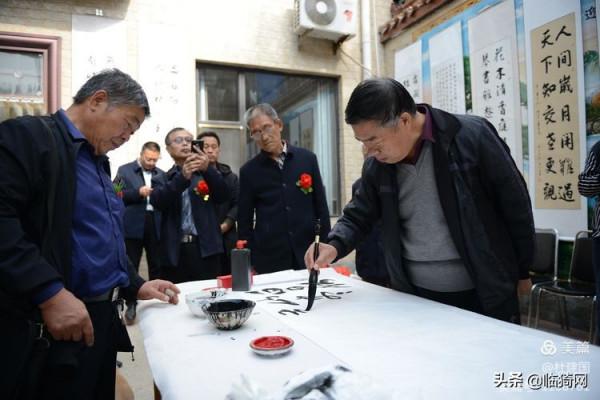 山西臨猗：叔侄倆舉辦的書法藝術個人家庭展在農家小院隆重開幕