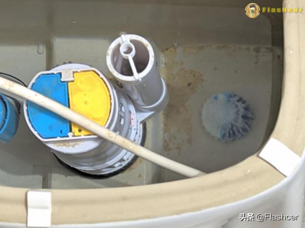 小倉熊潔廁雙效塊，讓馬桶保持持久的清潔，小塊頭大能耐