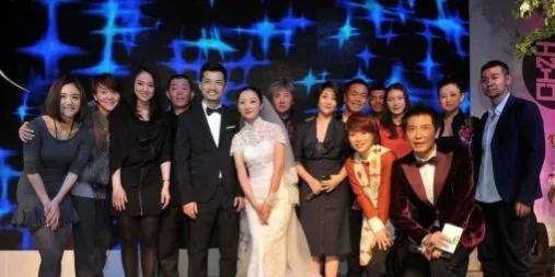 張瑤從歌手到演員,為角色剃光頭,戲裡嫁窩囊老公,戲外嫁CEO 張瑤從歌手到演員,為角色剃光頭,戲裡嫁窩囊老公,戲外嫁CEO