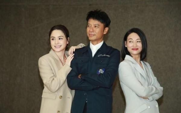 81年的阿嬌遇上60年的惠英紅,狀態真不一樣,看不出21歲的年齡差 81年的阿嬌遇上60年的惠英紅,狀態真不一樣,看不出21歲的年齡差