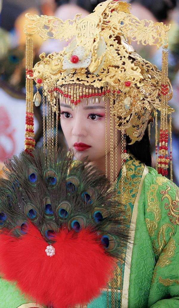 古裝新娘誰最美？唐嫣女王範，陳鈺琪頭上鳳冠似螃蟹