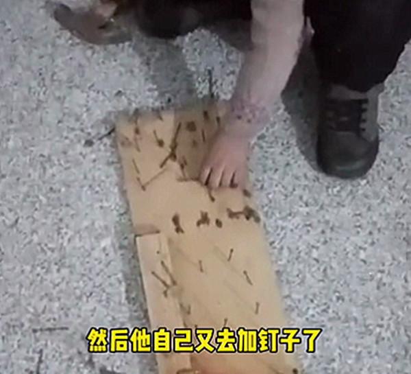 爸爸與陌生女聊天被發現，兒子做“釘板”罰他，女兒：釘子有點少