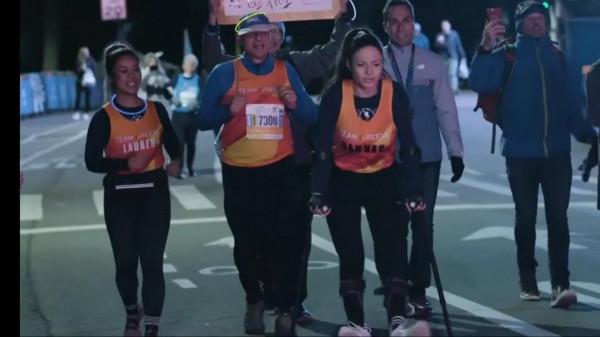 人生錄：11個小時，42公里，癱瘓女孩用雙柺丈量夢想，跑完馬拉松