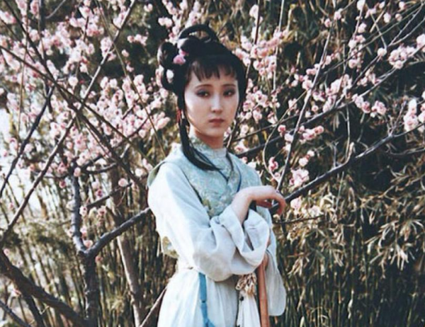 鞠婧禕新劇造型被指抄襲《紅樓夢》，額飾完全照搬，精髓卻沒學到