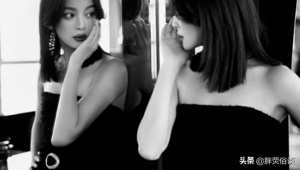 辛芷蕾一襲黑色抹胸長裙,勾勒出身材線,配上流星耳環優雅大氣 辛芷蕾一襲黑色抹胸長裙,勾勒出身材線,配上流星耳環優雅大氣