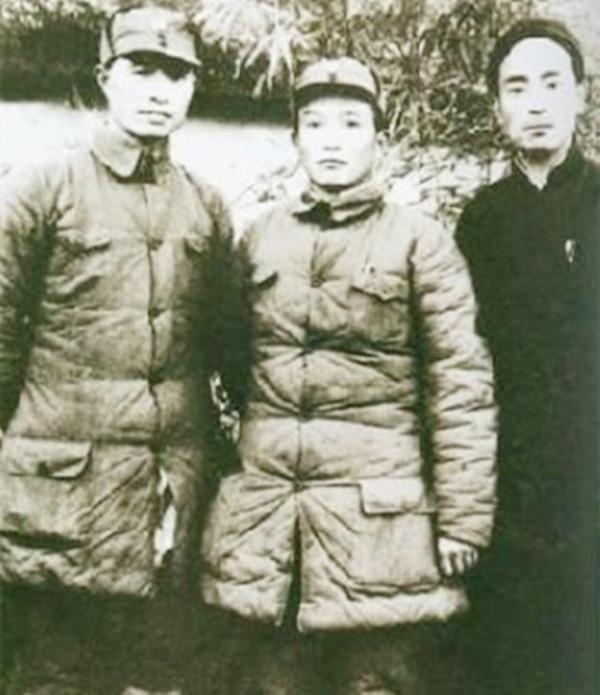 建國後,開國中將榮歸故里,見跛腿哥哥在門口迎接,頓感不妙 建國後,開國中將榮歸故里,見跛腿哥哥在門口迎接,頓感不妙