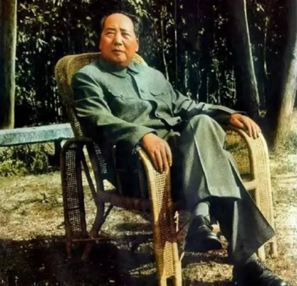 重慶談判時，每天抽50支菸的毛主席，被蔣介石評價：毛此人不可輕視