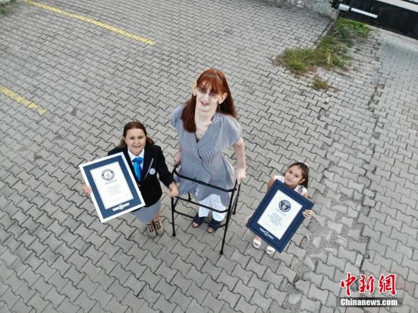 吉尼斯世界紀錄宣佈世界最高女性 身高為2.15米