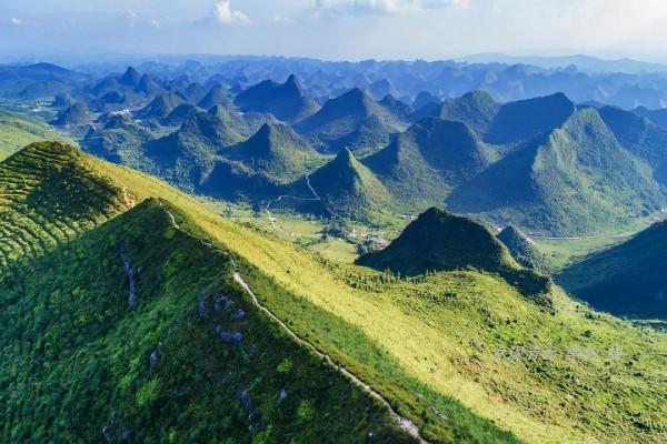 閒登廣東莫六公頂，在絕美山脊線俯瞰千座秀麗喀斯特峰叢