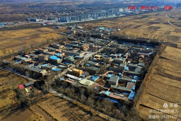 拉脊山下的黑古城 拉脊山下的黑古城