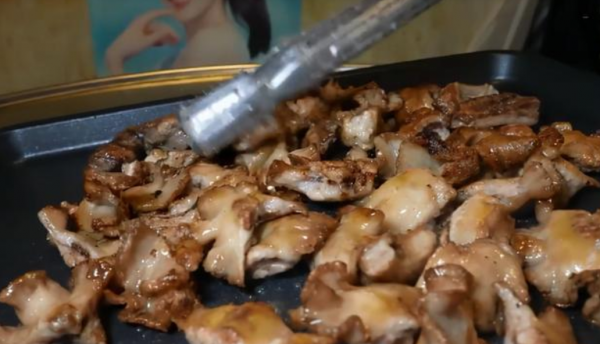 山東大哥賣“奇葩”小吃，原本白送都沒人要的東西，卻賣10元一份