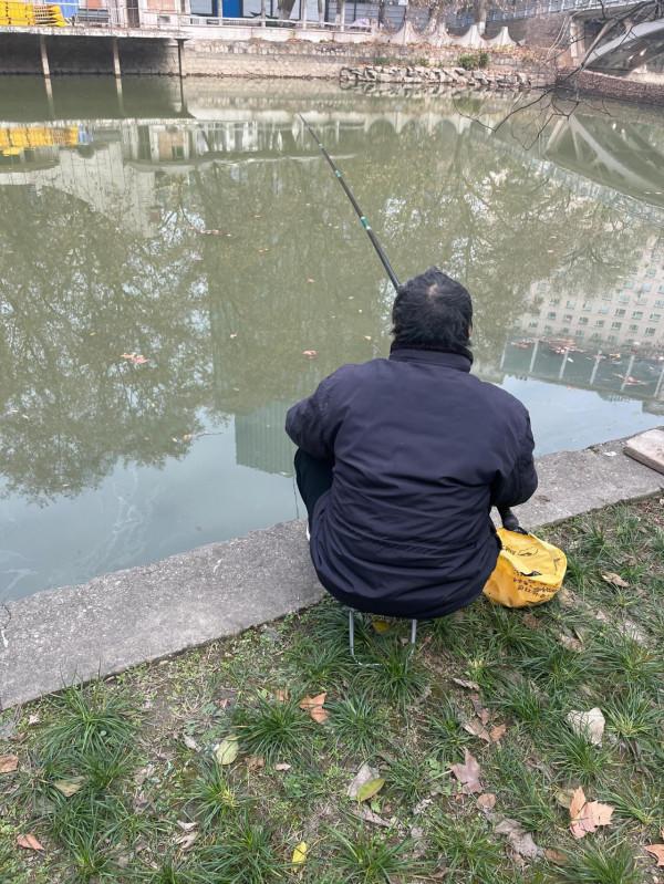 這釣魚的癮真大