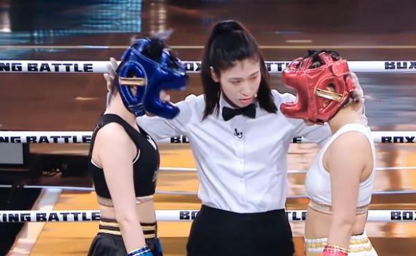 黃齡已經那麼有名氣了,何必出來捱打呢?還被打哭在拳臺上 黃齡已經那麼有名氣了,何必出來捱打呢?還被打哭在拳臺上